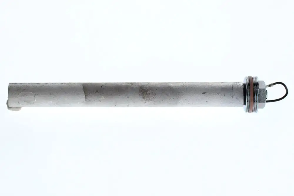 Lange, zylindrische Anode von Bosch mit einem metallischen Körper und einem Verbindungselement an einem Ende. Sie ist isoliert und hat einen grauen Farbanstrich.